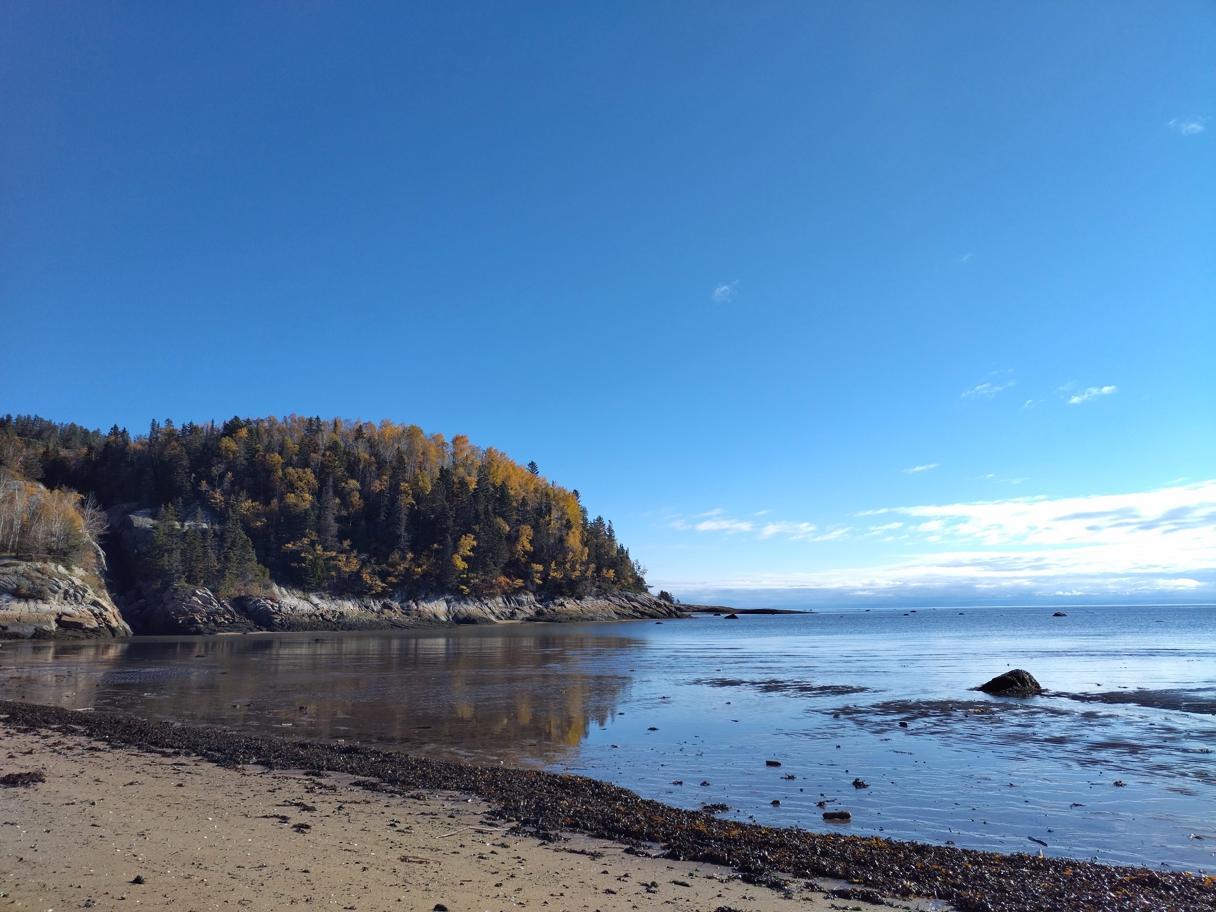 Plage sur le rivage de la baie du Moulin à Baude.
