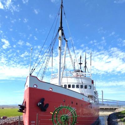 Un fleuve et des bateaux